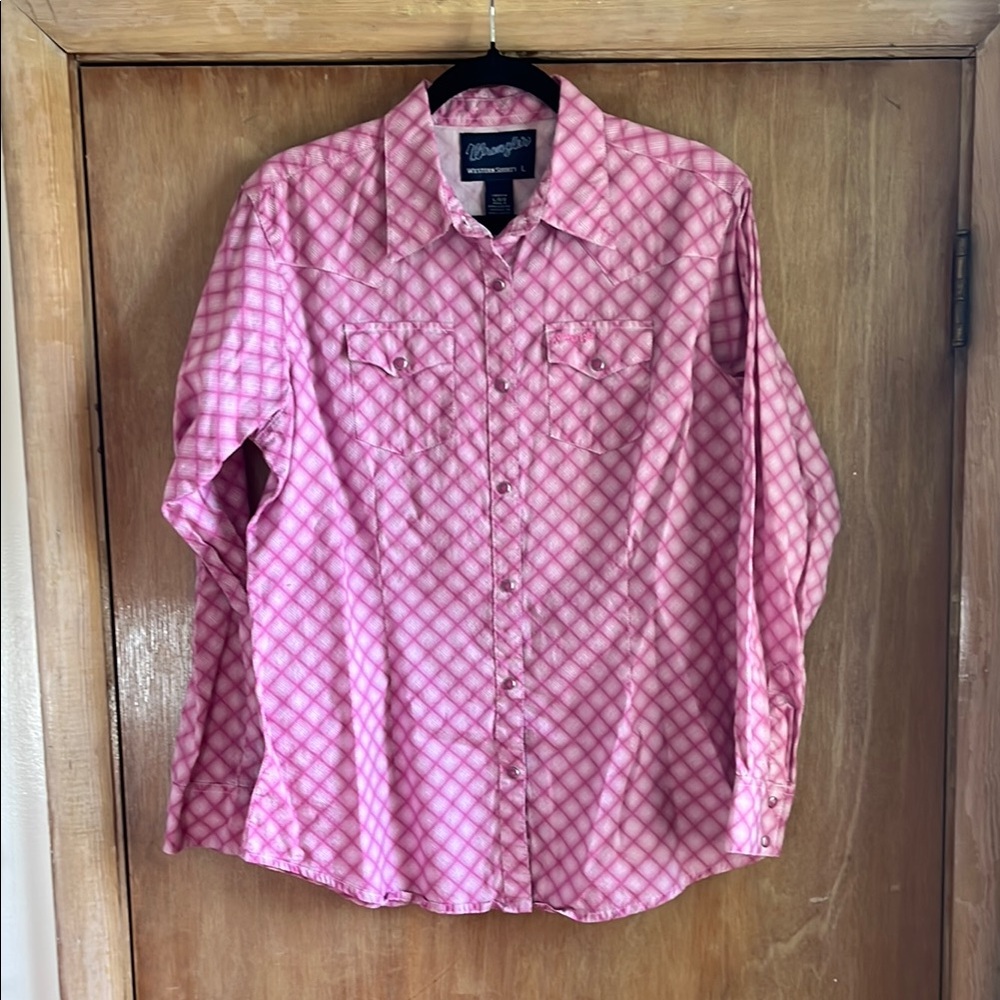 Wrangler Woman’s Pink Pearl Snap Long Sleeve Button Down